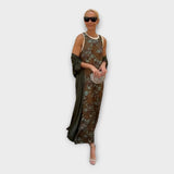 Vestido comprido com detalhes florais