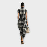 Vestido com fluidez e elegância requintadas