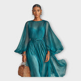 Vestido arejado com estética elegante e intemporal