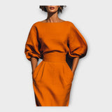 Vestido elegante com design sofisticado e estética minimalista