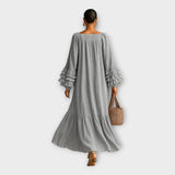 Vestido comprido e arejado com detalhes elegantes