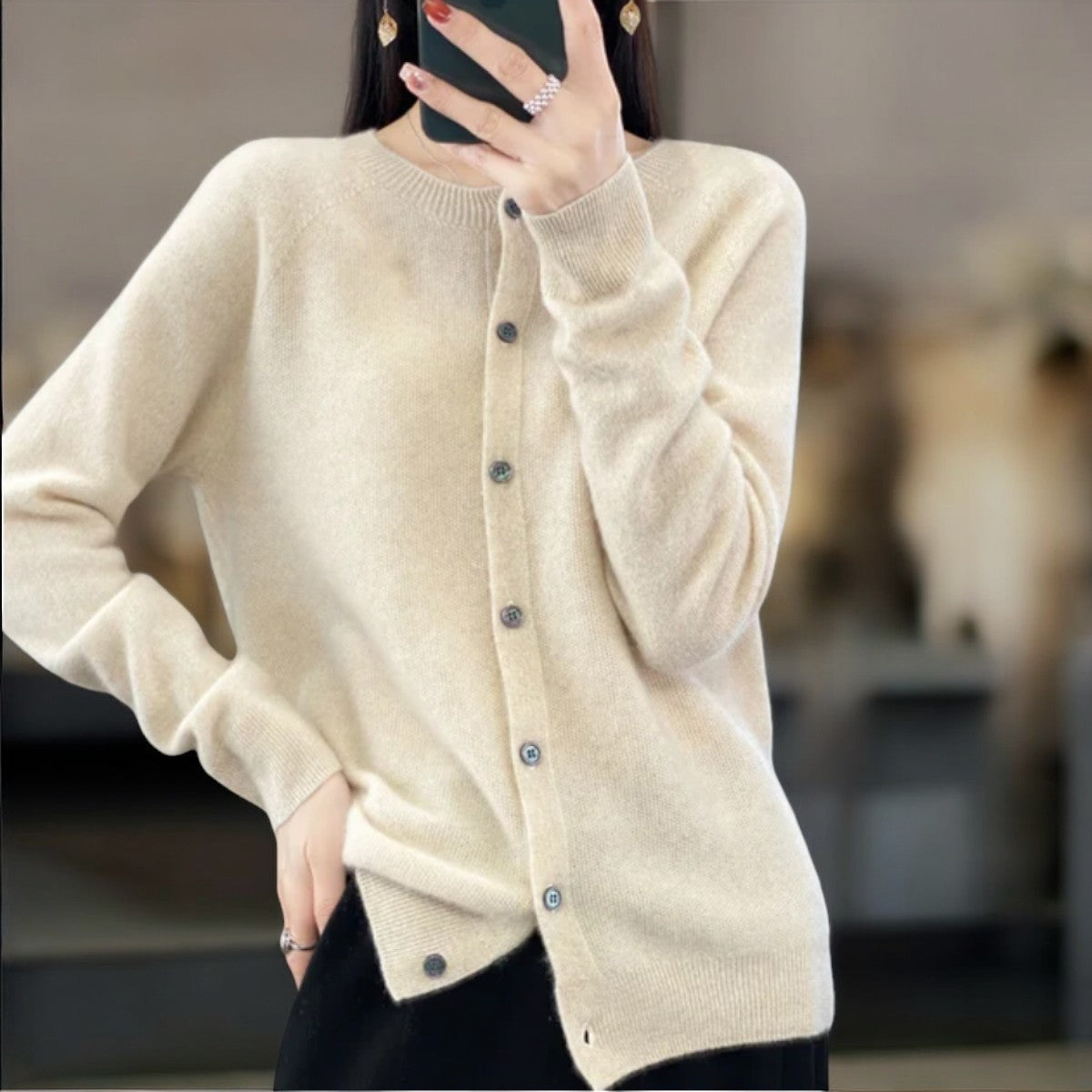 "Anna | Cardigans em Lã Merino" can be rewritten as "Anna | Cardigans de Lã Merino".