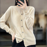 "Anna | Cardigans em Lã Merino" can be rewritten as "Anna | Cardigans de Lã Merino".