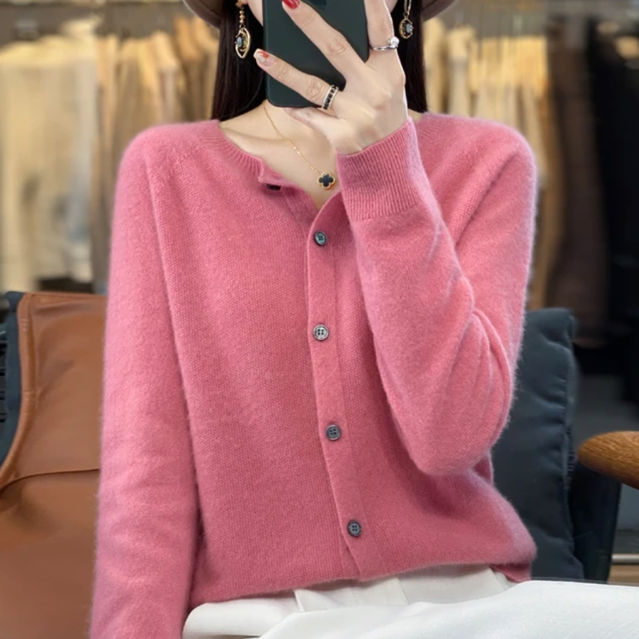 "Anna | Cardigans em Lã Merino" can be rewritten as "Anna | Cardigans de Lã Merino".