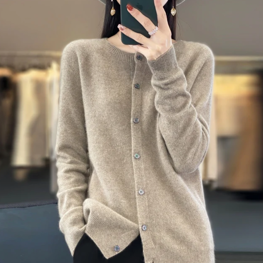 "Anna | Cardigans em Lã Merino" can be rewritten as "Anna | Cardigans de Lã Merino".