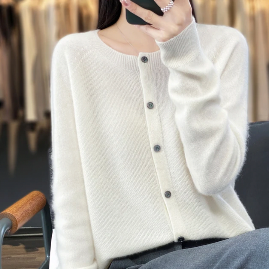 "Anna | Cardigans em Lã Merino" can be rewritten as "Anna | Cardigans de Lã Merino".