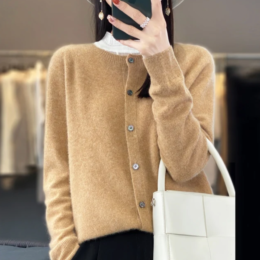 "Anna | Cardigans em Lã Merino" can be rewritten as "Anna | Cardigans de Lã Merino".