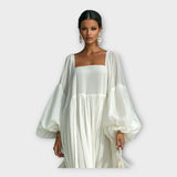 Vestido arejado com estética minimalista sofisticada