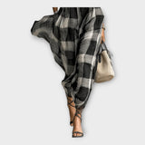 Vestido com fluidez e elegância requintadas