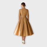 Vestido midi com estética minimalista sofisticada