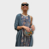 Vestido comprido com estampas discretas