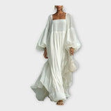 Vestido arejado com estética minimalista sofisticada