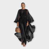 Vestido arejado com estética elegante e intemporal