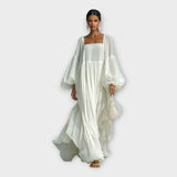 Vestido arejado com estética minimalista sofisticada