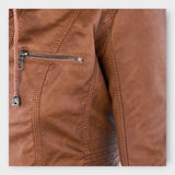 Casaco de cabedal moderno com capuz e linha intemporal