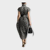 Vestido comprido com estética sofisticada e intemporal