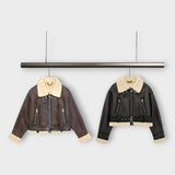 Casaco curto de cabedal com pele e cinto