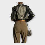 Casaco curto de couro com bolsos